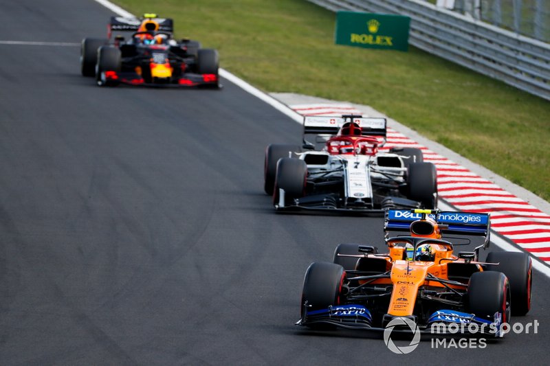 Lando Norris, McLaren MCL34, mène Kimi Raikkonen, Alfa Romeo Racing C38, et Pierre Gasly, Red Bull Racing RB15