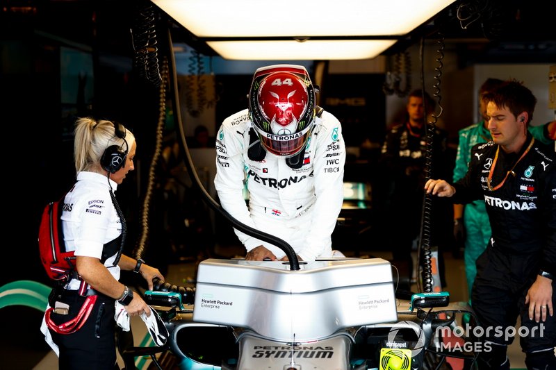 Lewis Hamilton, Mercedes AMG F1, sinstalle dans son siège