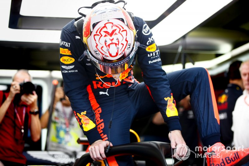Max Verstappen, Red Bull Racing, monte dans sa voiture