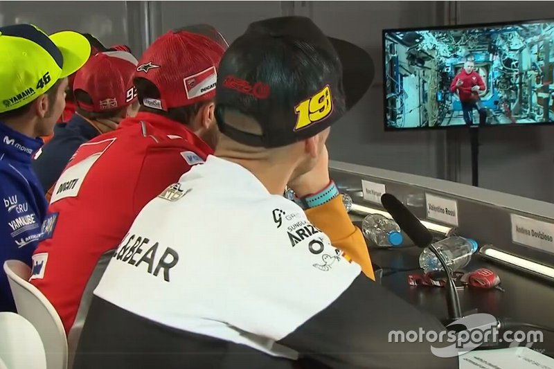 Les pilotes de MotoGP et Drew Feustel, astronaute de la NASA, dans la Station spatiale internationale 