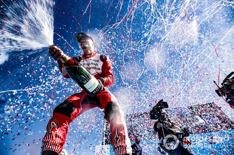 Pascal Wehrlein, Mahindra Racing, célèbre son premier podium sur le podium