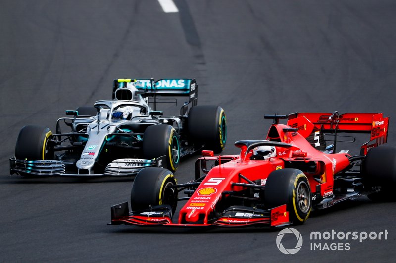 Sebastian Vettel, Ferrari SF90, dépasse Valtteri Bottas, Mercedes AMG W10, au départ