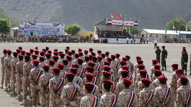 Des soldats récemment recrutés participent à un défilé de remise des diplômes à Aden (Yémen) le 1er août 2019. REUTERS / Fawaz Salman