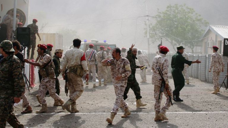 Des soldats se précipitent pour aider les blessés à la suite d'une attaque au missile lors d'un défilé militaire lors d'une cérémonie de remise des diplômes aux nouveaux soldats à Aden, au Yémen, le 1er août 2019. Les soldats de REUTERS / Fawaz Salman se précipitent pour aider les blessés à la suite d'un attentat cérémonie de remise des diplômes aux soldats nouvellement recrutés à Aden (Yémen) le 1er août 2019. REUTERS / Fawaz Salman