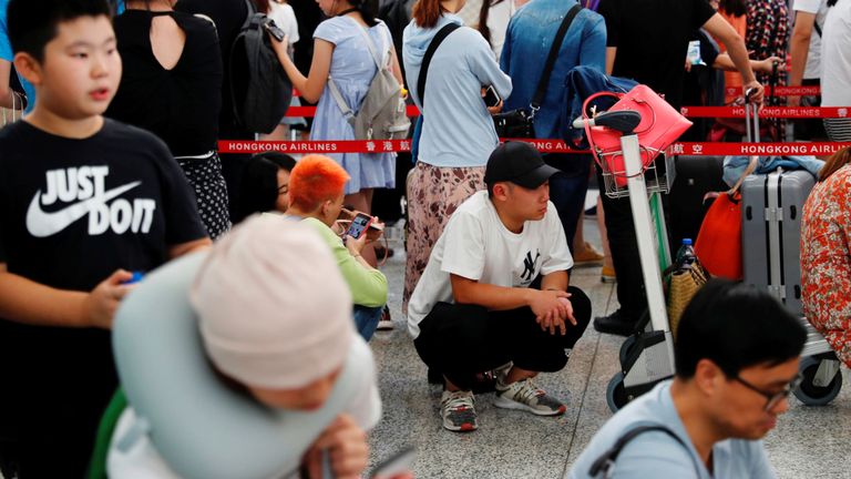 Des centaines de personnes se sont retrouvées bloquées à l'aéroport alors que les vols étaient annulés