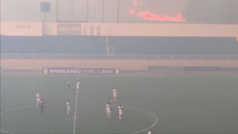 Un match de football de la ligue aux abords de la forêt amazonienne a été contraint de s'arrêter pendant un certain temps en raison de la fumée d'un incendie de forêt à proximité