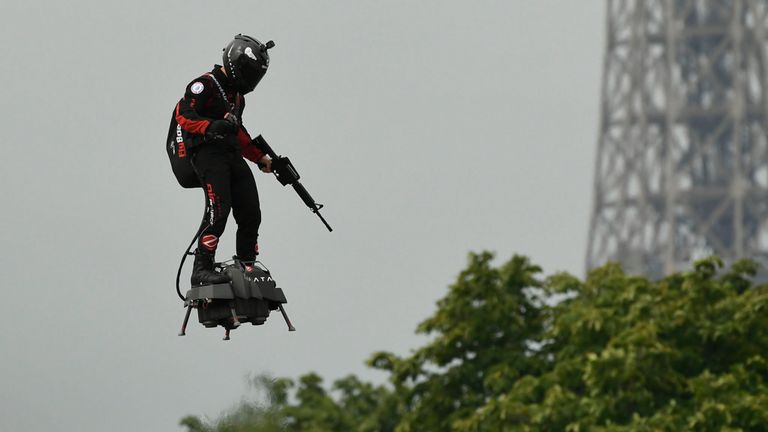 Franky Zapata, PDG de Zapata, pilote un «flyboard» avant le défilé militaire du 14 juillet sur l'avenue des Champs-Élysées, à Paris, le 14 juillet 2019. (Photo de Lionel BONAVENTURE / AFP) (Crédit: crédit à lire LIONEL BONAVENTURE / AFP / Getty Images)