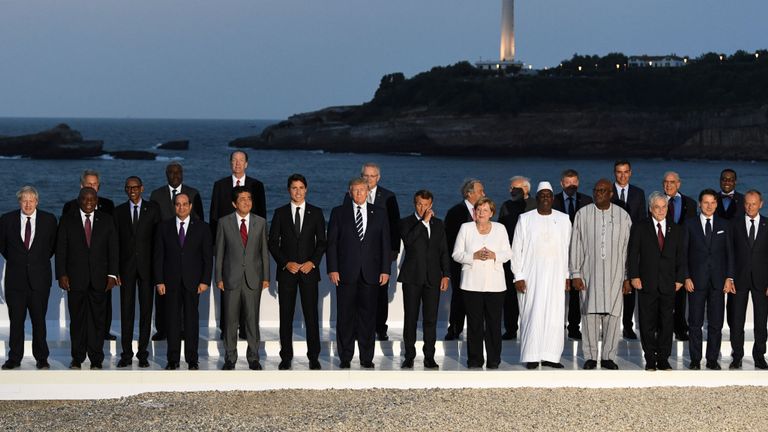 Le président français Emmanuel Macron, le président américain Donald Trump, le Premier ministre japonais Shinzo Abe, le Premier ministre britannique Boris Johnson, la chancelière allemande Angela Merkel, le Premier ministre canadien Justin Trudeau et l'Italie Le Premier ministre par intérim Giuseppe Conte pose pour une photo de famille avec des invités lors du sommet du G7 à Biarritz, en France, le 25 août 2019