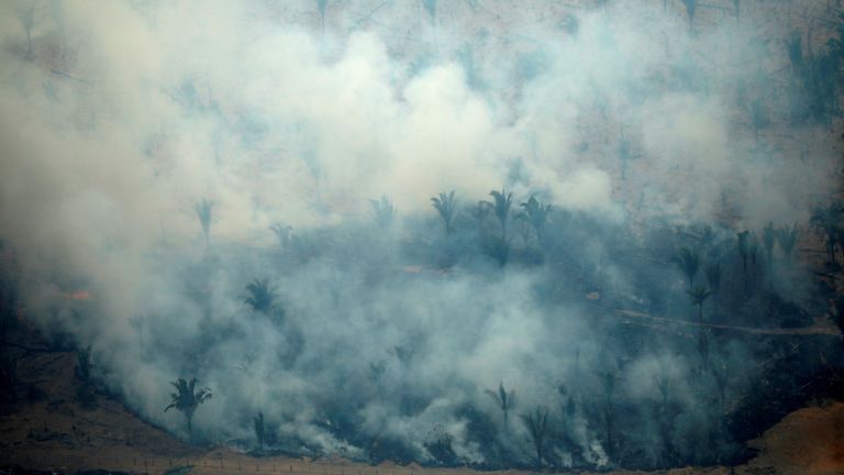 Une vue aérienne d'une étendue de la jungle amazonienne en train de brûler lors d'un dégagement par des bûcherons et des agriculteurs à Boca do Acre, dans l'État d'Amazonas, au Brésil. 24 août 2019