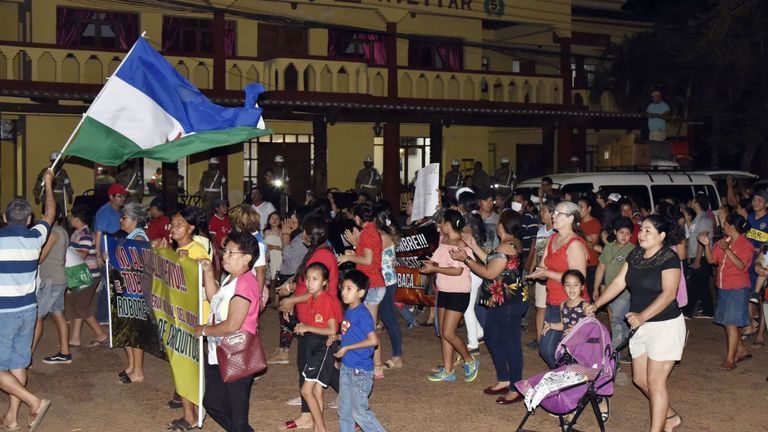 Des habitants protestent pour demander au gouvernement bolivien de déclarer une catastrophe naturelle et l'entrée de l'aide internationale en raison d'incendies de forêt dans la région, à l'extérieur du bâtiment où se réunit le cabinet environnemental bolivien à Robore, Santa Cruz, en Bolivie, le 25 août 2019