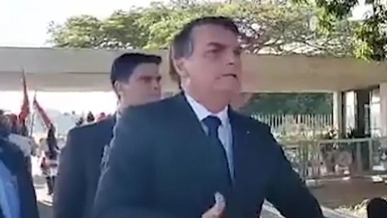Le président Bolsonaro soupçonne des ONG de brûler la forêt amazonienne