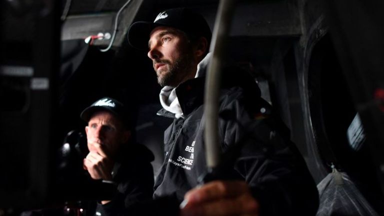 Le capitaine allemand Boris Herrmann examine les cartes météo à bord du voilier Malizia II à la marina Mayflower de Plymouth le 13 août 2019