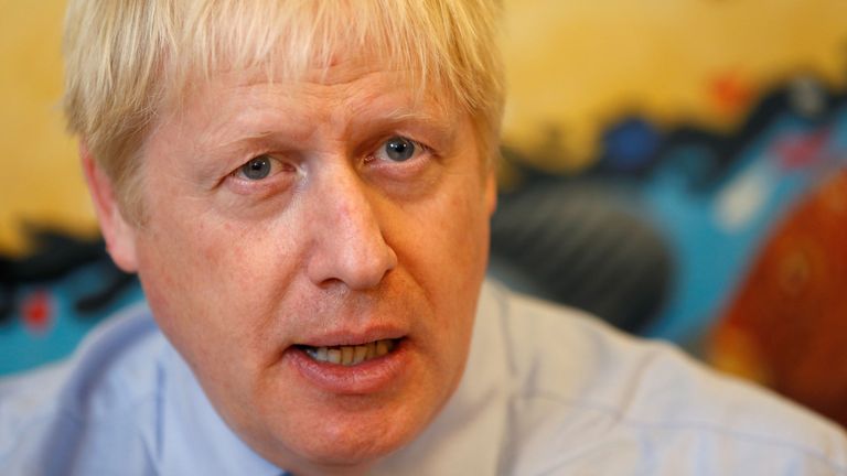 Le Premier ministre Boris Johnson a rencontré des professionnels de la santé lors d'une visite à l'hôpital royal de Cornwall à Truro, en Cornouailles.