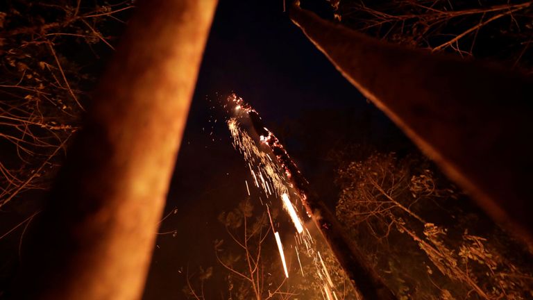 Une portion de la jungle amazonienne brûle lorsqu'elle est nettoyée par des bûcherons et des agriculteurs à Porto Velho, au Brésil, le 24 août 2019. REUTERS / Ueslei Marcelino