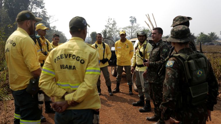 Des soldats brésiliens informent les pompiers lors d'une opération de lutte contre les incendies dans la jungle amazonienne à Porto Velho, au Brésil, le 25 août 2019. REUTERS / Ricardo Moraes