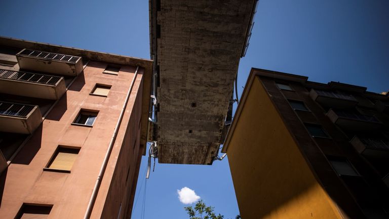 Les immeubles d'habitation sont vus sous le pont de l'autoroute Morandi