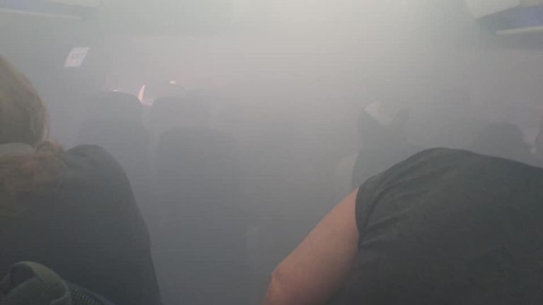 Des passagers effrayés ont posté des photos montrant la cabine remplie de fumée. Pic: Twitter / @ lucyaabrown

