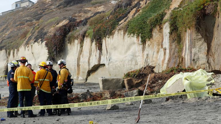 Au moins trois personnes sont mortes après l'effondrement de la falaise