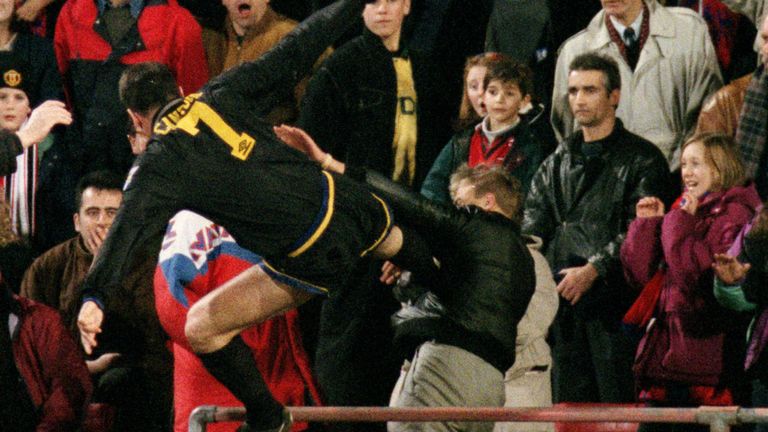 Eric Cantona, le kung-fu, rejette Matthew Simmons, fan de Crystal Palace, après avoir été victime d'abus après avoir été expulsé en 1995
