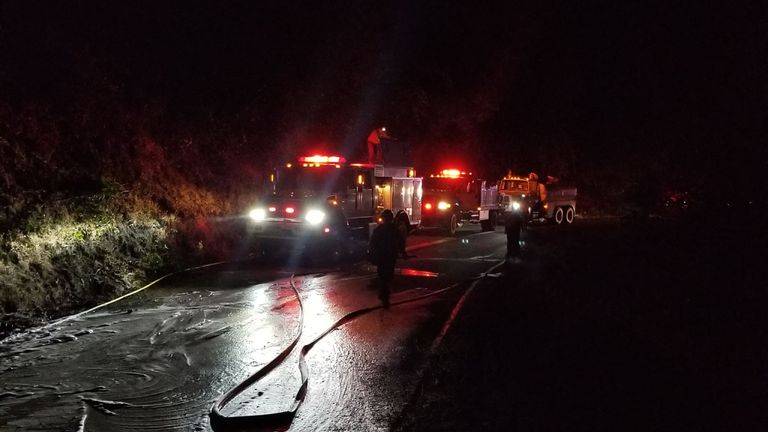 L'incendie a ravagé la voiture, mais a été maintenu à moins d'un demi-acre. Pic: Service d'incendie de Hoopa