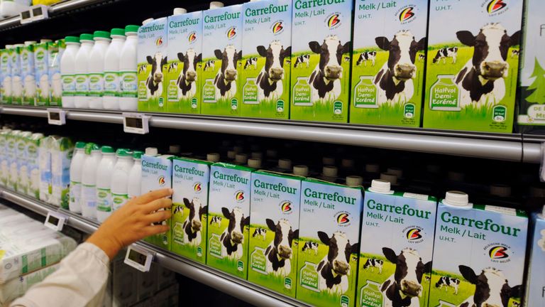 Un client prend un tetra pak au lait du département des produits laitiers d'une épicerie Carrefour à Bruxelles 4 septembre 2014