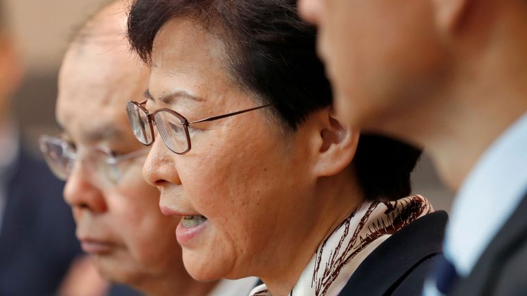 Carrie Lam a déclaré que les manifestations poussent Hong Kong au bord d'une "situation très dangereuse".