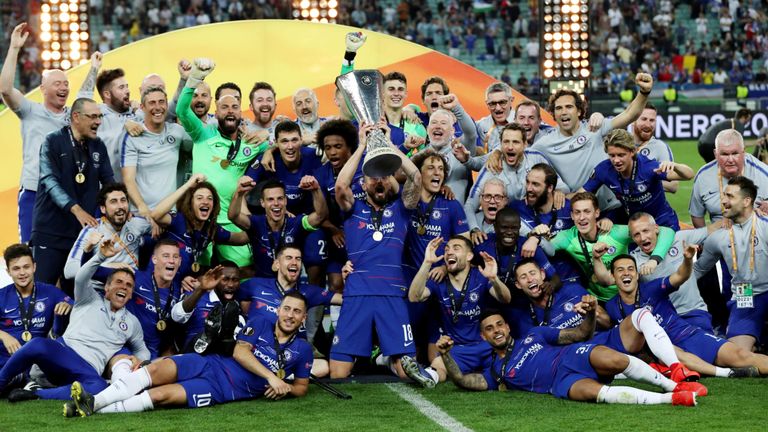 Chelsea fête avec le trophée après avoir remporté la Ligue Europa à Bakou