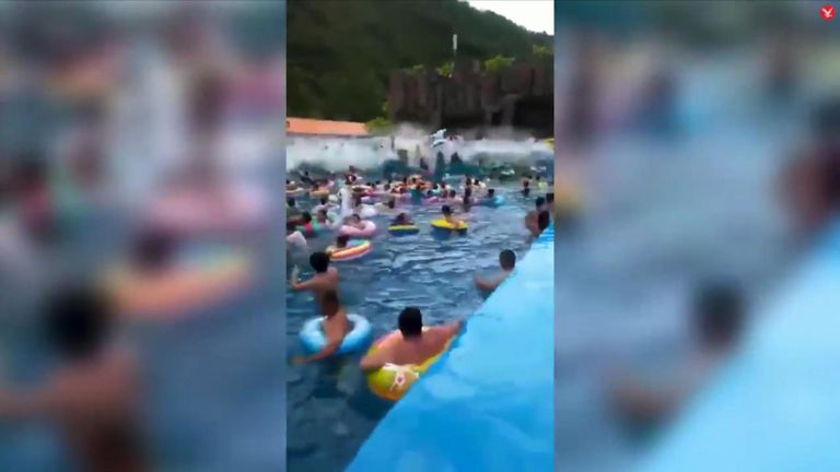 Une vague anormale déchire la "piscine du tsunami". dans un parc aquatique chinois