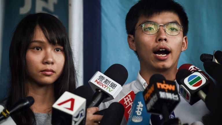 HONG KONG, CHINE - 30 AOÛT: Agnes Chow (à gauche) et Joshua Wong, militants démocrates de Hong Kong, s'adressent aux médias après leur arrestation et leur libération sous caution le 30 août 2019 à Hong Kong, Chine