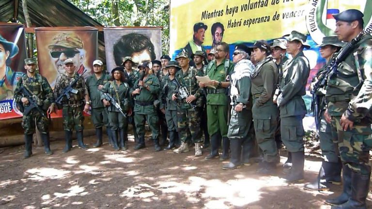 publié le 29 août 2019, l'ancien chef de l'armée, Ivan Marquez (C), et son collègue rebelle fugitif, Jesus Santrich (portant des lunettes de soleil), du groupe dissous de l'armée rebelle des FARC en Colombie, dans un lieu inconnu en annonçant qu'ils reprennent les armes avec d'autres guérillas qui se sont éloignées d'un accord de paix signé avec le gouvernement en 2016. - Les allées et venues de Marquez, numéro deux du leader des FARC marxistes et chef des négations en chef