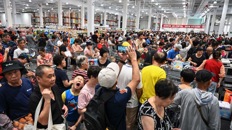 Les gens visitent le premier point de vente Costco en Chine, le jour de l'ouverture des magasins à Shanghai le 27 août 2019