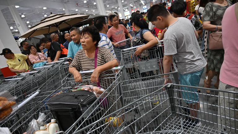Les gens visitent le premier point de vente Costco en Chine, le jour de l'ouverture des magasins à Shanghai le 27 août 2019