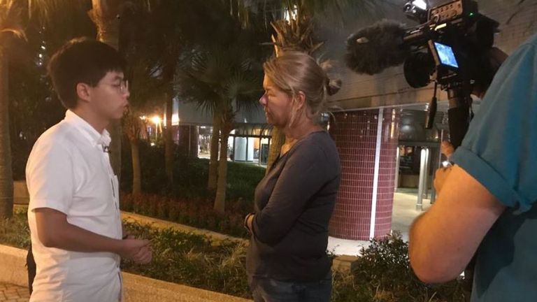 Joshua Wong, activiste à Hong Kong, avec Alex Crawford, de Sky,