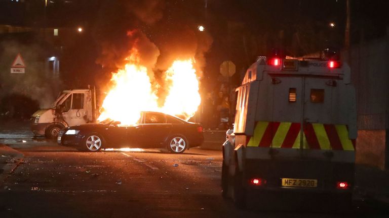 véhicules détournés, un incendie à Creggan, Londonderry. ASSOCIATION DE PRESSE Photo. La date de la photo est le jeudi 18 avril 2019. Le crédit photo devrait se lire comme suit: Niall Carson / PA Wire