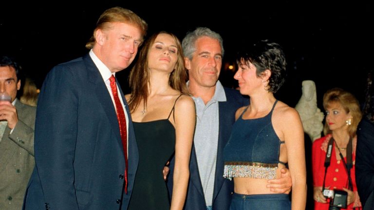 Donald Trump, Melania Trump, Jeffrey Epstein et Ghislaine Maxwell posent ensemble au club Mar-a-Lago de Palm Beach, en Floride, le 12 février 2000.