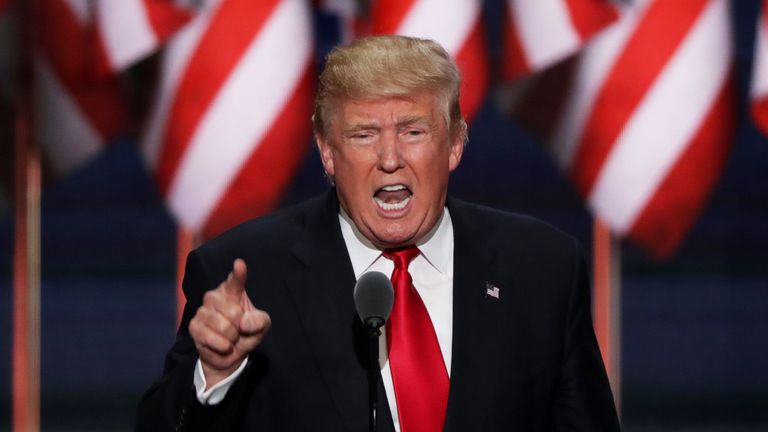 CLEVELAND, OH - 21 JUILLET: Le candidat républicain à la présidence, Donald Trump, prononce un discours lors de la séance du soir du quatrième jour de la Convention nationale républicaine, le 21 juillet 2016, à la Quicken Loans Arena de Cleveland, dans l'Ohio. Le candidat républicain à la présidence, Donald Trump, a reçu le nombre de voix nécessaire pour assurer la nomination du parti. On estime à 50 000 le nombre de personnes attendues à Cleveland, y compris des centaines de manifestants et des membres des médias. Le National républicain de quatre jours 