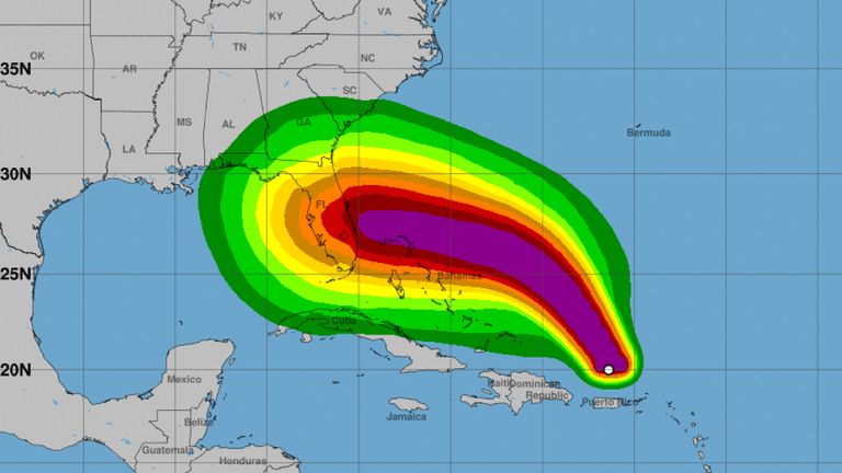 Une prévision du National Hurricane Center sur la trajectoire de l'ouragan Dorian