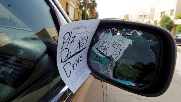 Une note placée par une personne inconnue sur la voiture de la conductrice Azza Al Shmasani est photographiée en Arabie Saoudite le 22 juin 2011. Photo prise le 22 juin 2011. REUTERS / Fahad Shadeed / File photo