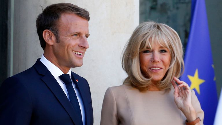 

Le président français Emmanuel Macron reçoit Kyriakos Mitsotakis, Premier ministre grec à l'Elysée à Paris
Paris, france - 22 août: le président français Emmanuel Macron et son épouse Brigitte Macron attendent le Premier ministre grec, Kyriakos Mitsotakis, avant leur réunion au palais présidentiel de l'Élysée le 22 août 2019 à Paris, en France. Kyriakos Mitsotakis est en visite officielle à Paris. (Photo de Chesnot / Getty Images)