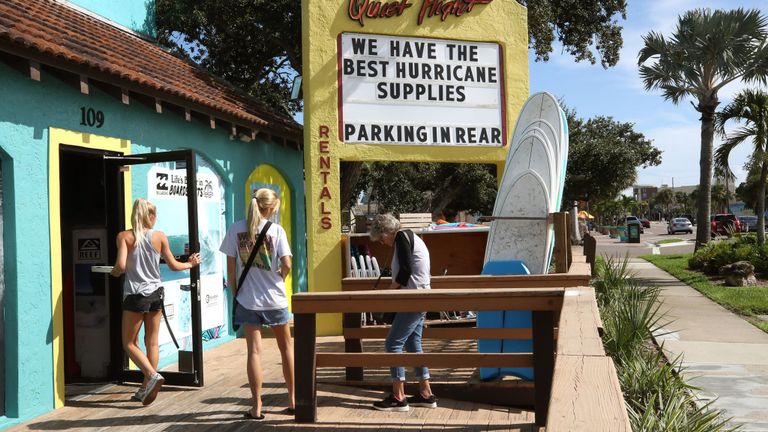 Un magasin de surf annonce les fournitures pour ouragan alors que l’ouragan Dorian s’approche de la côte à Cocoa Beach, en Floride
