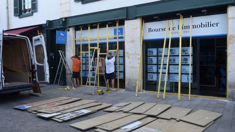 Le 23 août 2019, les gens montent à bord d’une agence immobilière à Bayonne, dans le sud-ouest de la France, dans l’attente des manifestations prévues en marge du sommet annuel du G7, en présence des sept plus riches démocraties du monde. , Grande-Bretagne, Canada, France, Allemagne, Italie, Japon et États-Unis