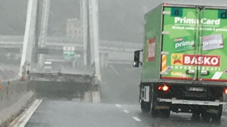Un camion vert a été laissé sur le bord près du bord. Pic: @belcastrotw