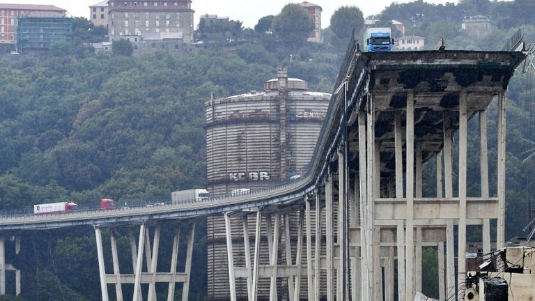 L'effondrement aurait été causé par une faiblesse structurelle, a déclaré l'agence de presse ANSA.