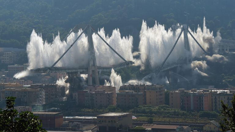 Les vestiges du pont Morandi qui s'est effondré sont détruits par une explosion contrôlée à Gênes.