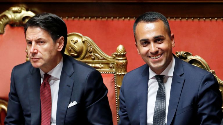 Le Vice-Premier ministre italien et ministre du Travail, Luigi di Maio, et le Premier ministre italien, Giuseppe Conte, réagissent lors d'une session de la chambre haute du Parlement