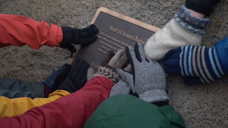 La plaque avertit que tous les glaciers devraient être éteints d'ici 200 ans.