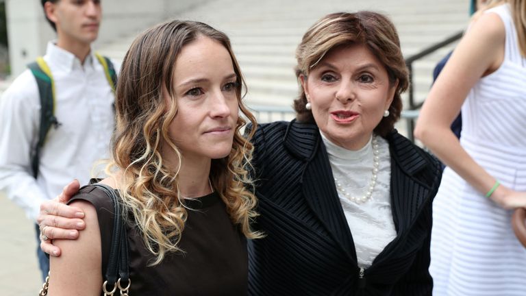 L'avocate Gloria Allred, qui représente les victimes présumées d'Epstein, arrive au tribunal avec une femme non identifiée