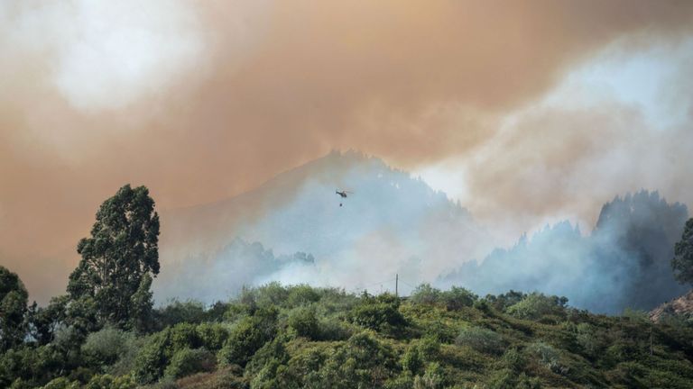 Neuf hélicoptères et deux avions font partie des efforts de lutte contre l'incendie