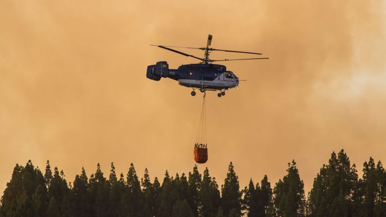 Des hélicoptères transportent de l'eau pour se déposer sur le feu près de Valleseco
