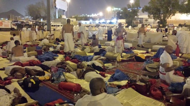 Des milliers de personnes ont dormi dans des cartons dans la rue